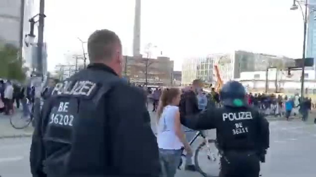 ⁣Berlin  Das Mädel  und die Polizei , Mein Widerstand