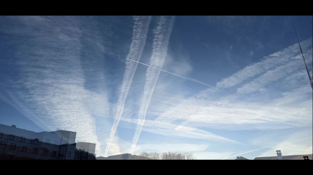 ⁣Künstliche Wolken am 23 DEZ 2024 vor meinem Fenster